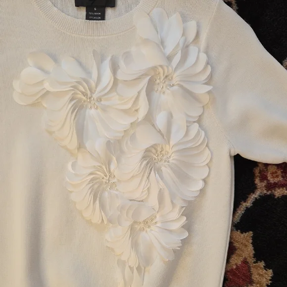 Gracia White Floral Embellished Short Sleeve Top - Picture 2 of 4